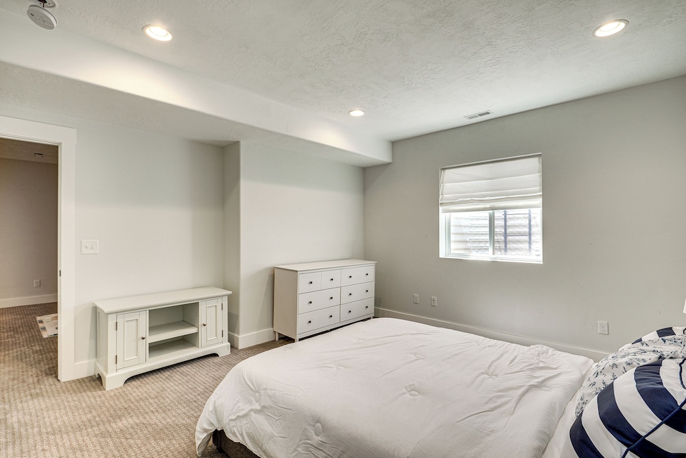 4 Mi to The District: Family Home w/ Tennis Access
