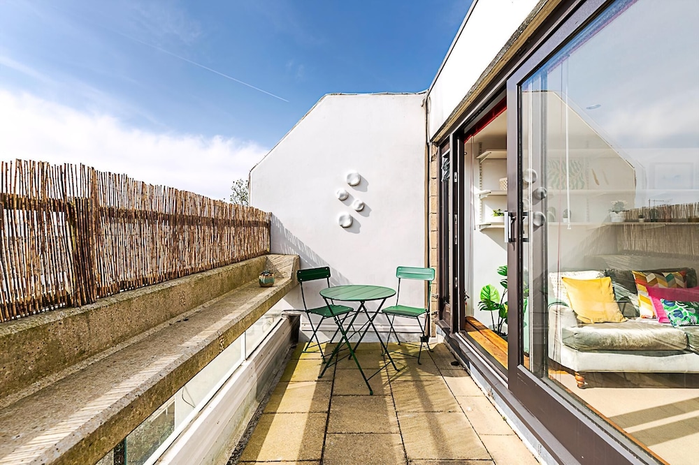 Bright Flat For 2 in Dartmouth Park