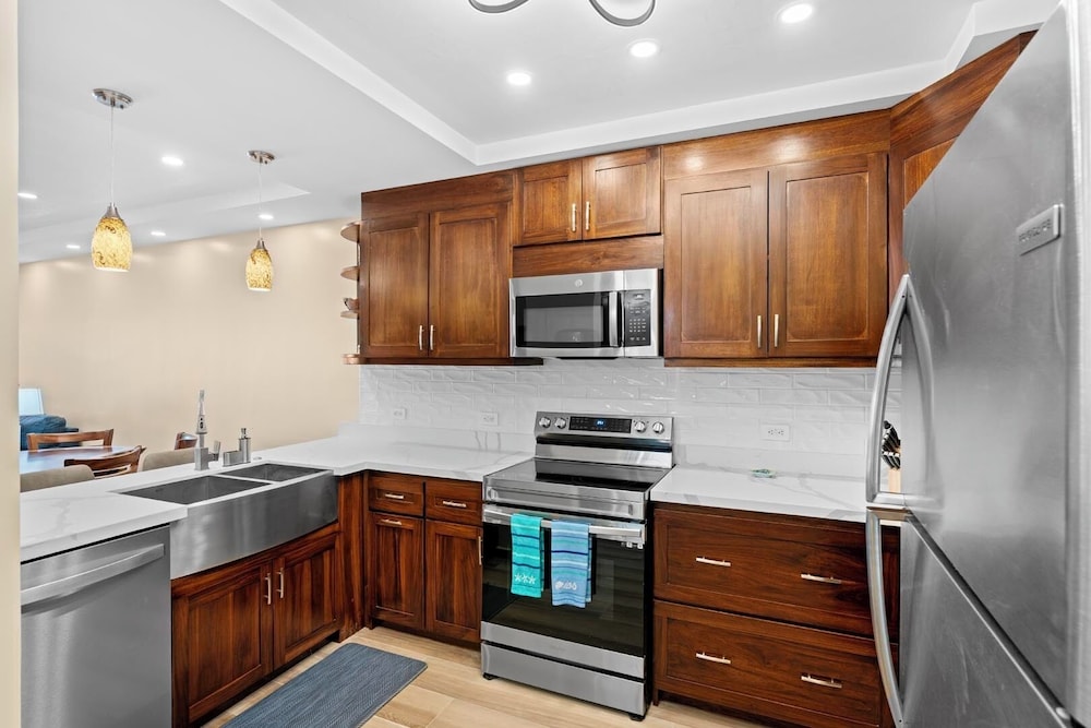 Stylish 2-Bedroom Beach Condo with Ocean-View Deck, Lush Pool Area & 2-Minute Walk to Flamingo Beach