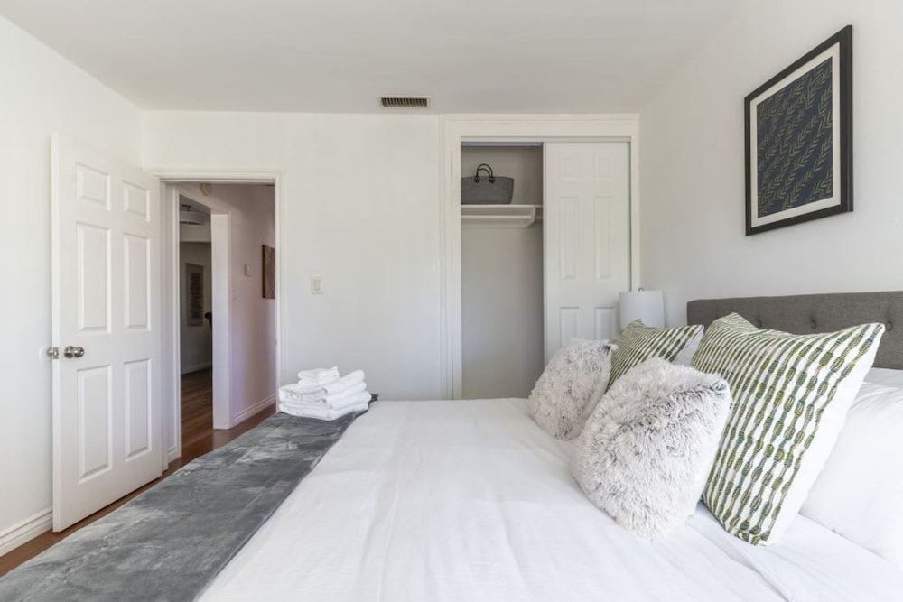 Charming Spacious Home - Modern Comforts Prime Location