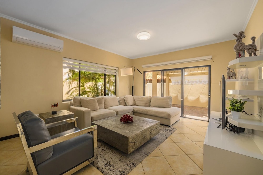 Amazing 4br3 5BA Villa w Private Pool Goldcoast