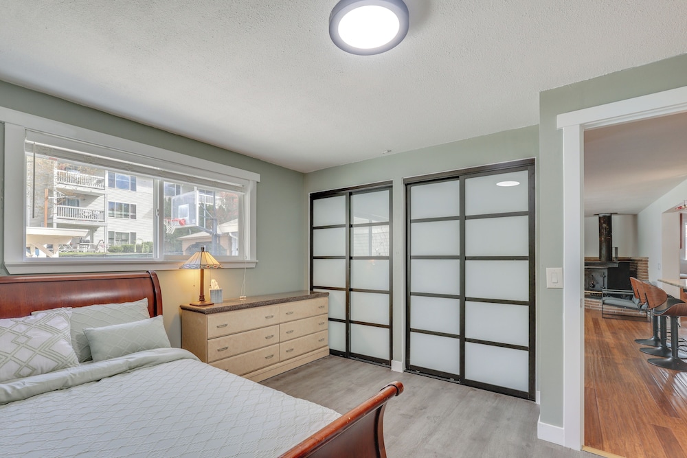 15 Mi to Dtwn Seattle! Home w/ Fun Outdoor Space