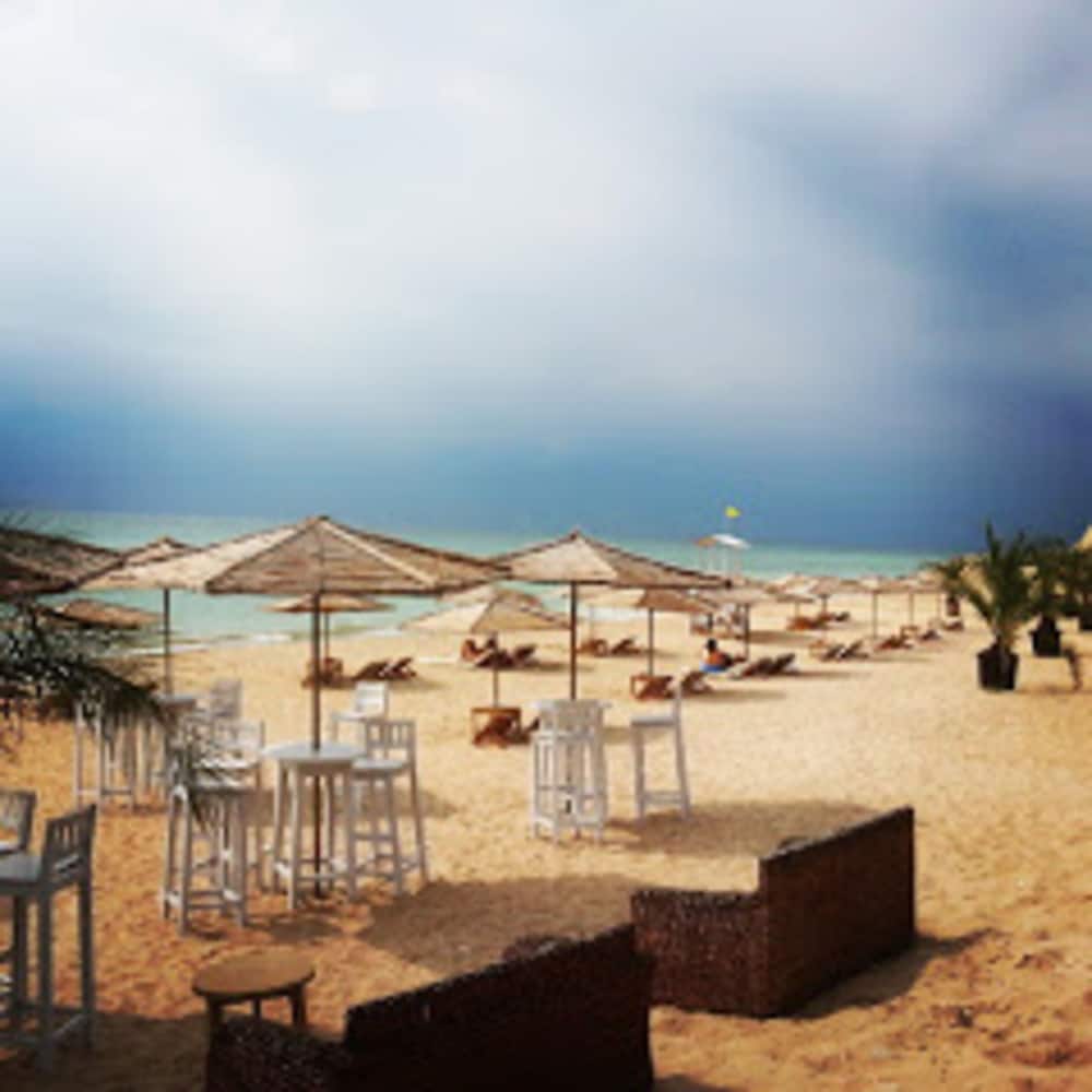 Stunning Beach Apart-sleeps 5! Pool & Sea Views!