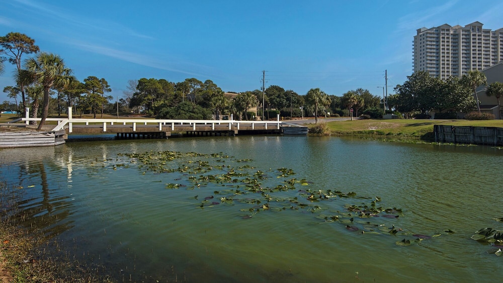 Sleeps 8 w/ Resort Pools, Tennis, Golf & Beach Access + Attraction Tickets!