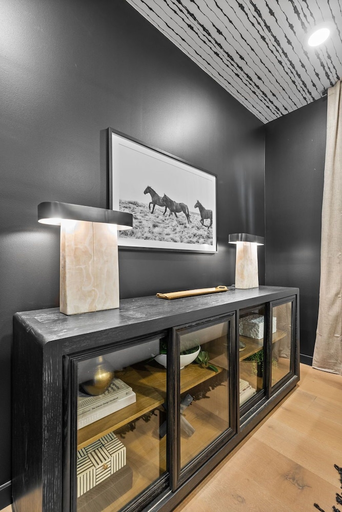 Modern Cowboy - Private Balcony - Mins To Broadway