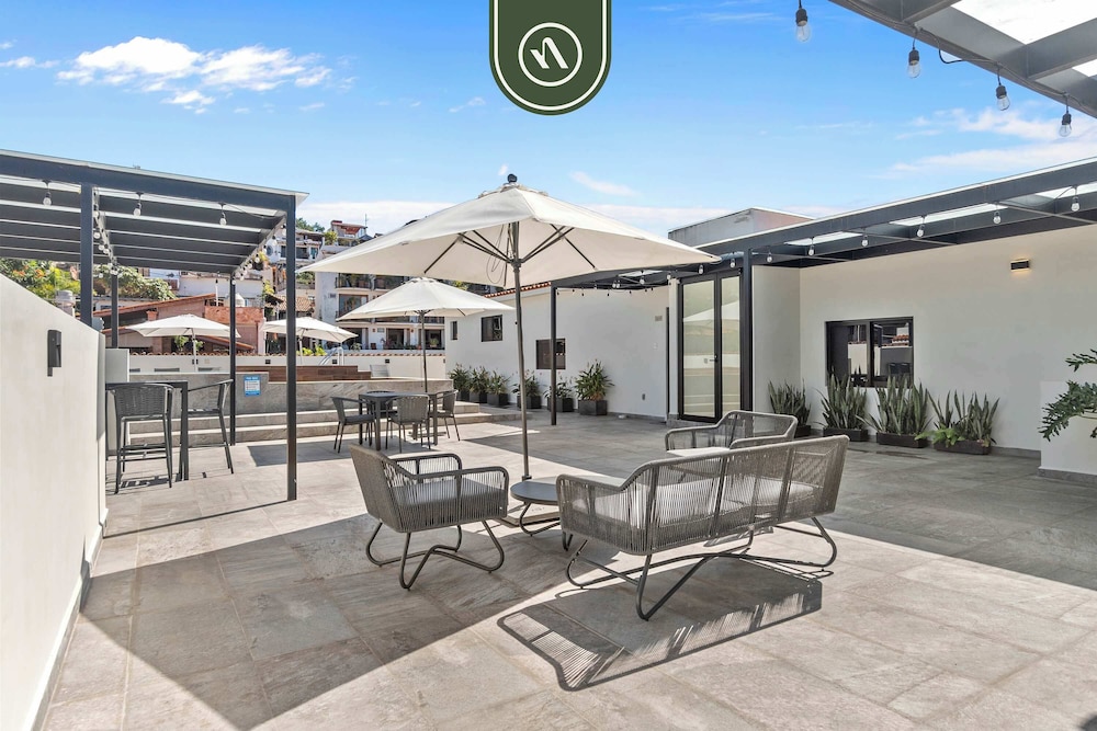 Restored Historic 2 BR Condo in Downtown - Pool
