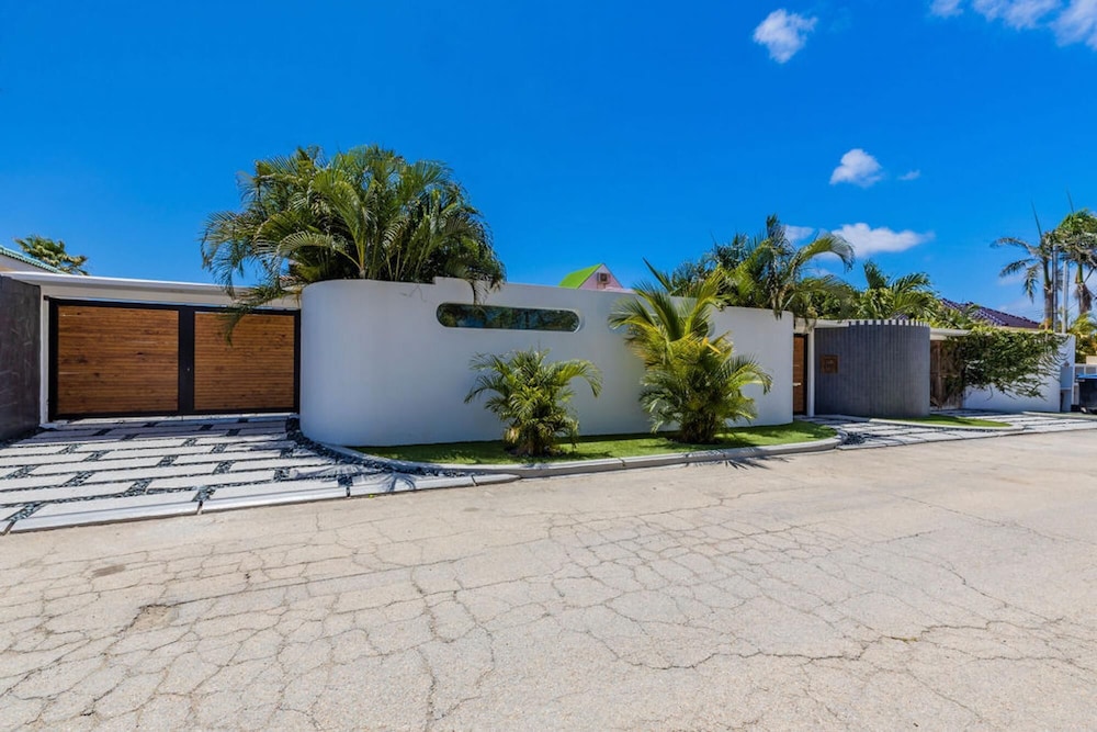 Private Retreat w 5 BR Spa Pool Jacuzzi