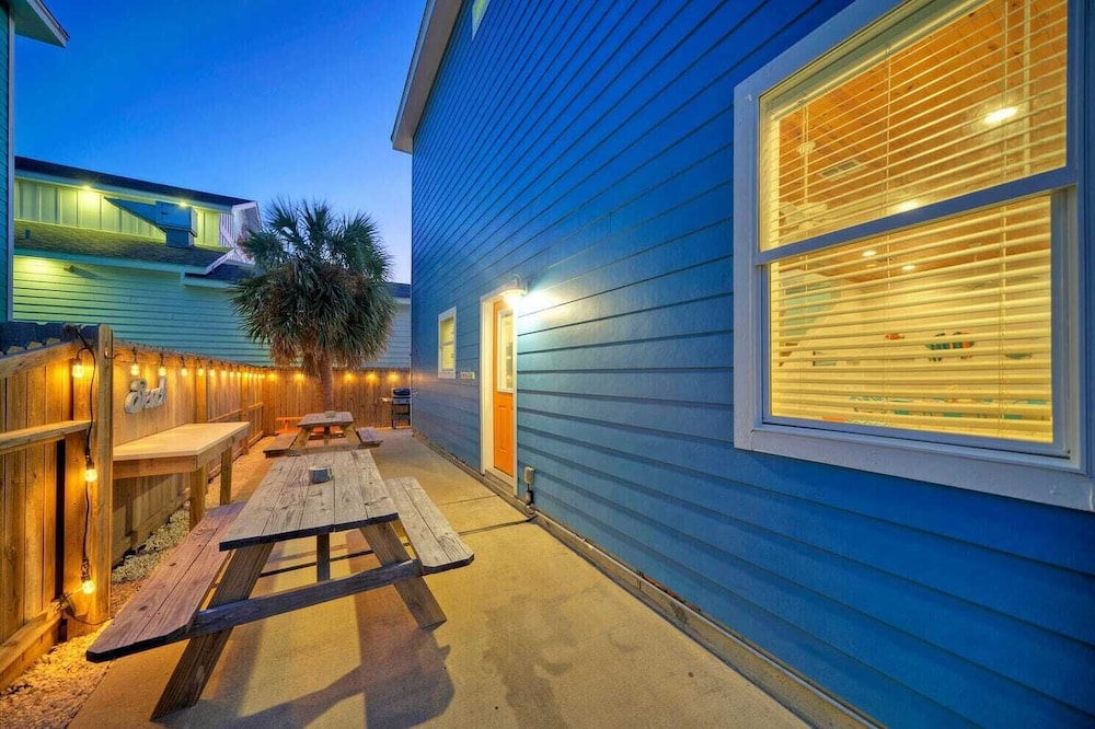 Sleeps 24, 2 Homes 2blocks to the Beach, Pool, Game Room, Patio w/ Outdoor Bar
