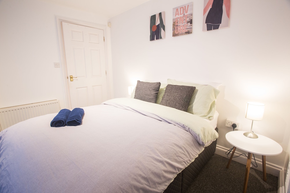 Short Stay Bristol - Warden Apartment view 5