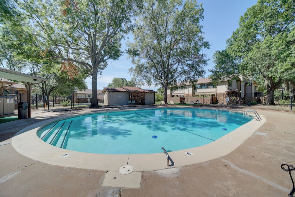 10 Mi to Dtwn Tulsa: Condo w/ Pool Access!