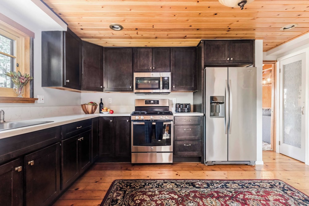 Sleeps 23 2 Homes, Lakefront, Private Dock, Hot Tub, Game Room, Swingset, View