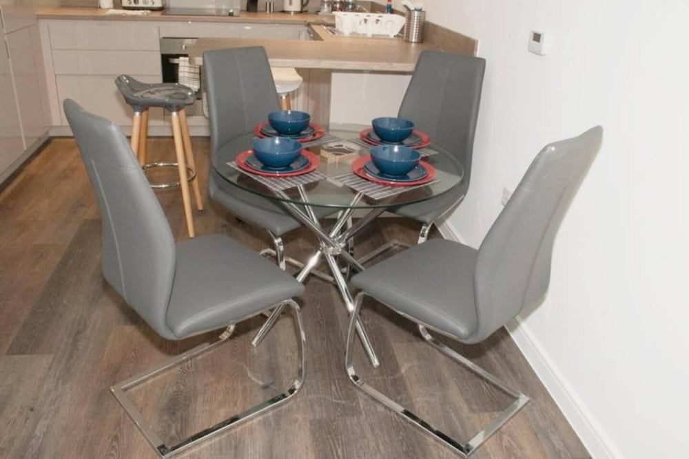 TMS Beautiful 2BR Apartment! Ensuite! Lakeside view 3