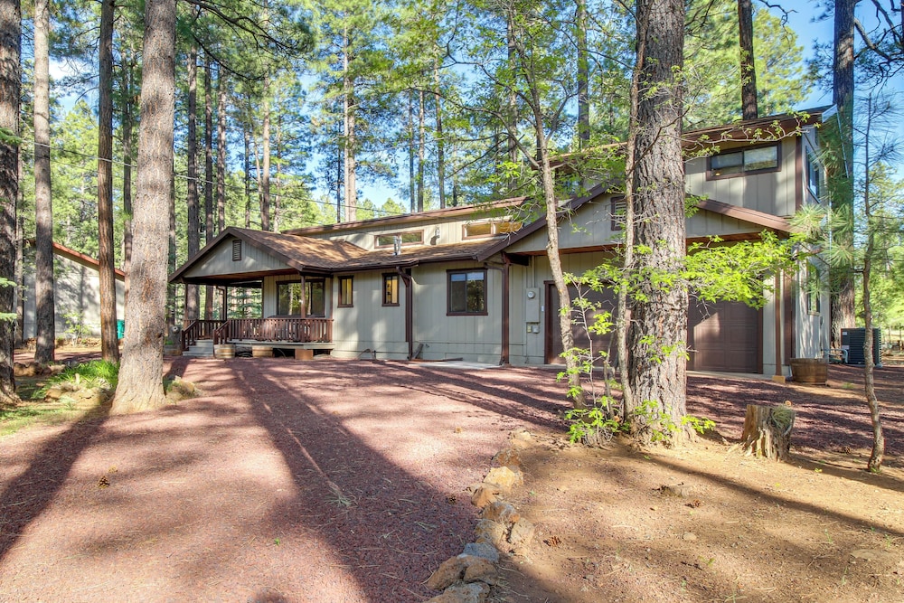 Peaceful Pinetop Cabin w/ Deck & Fire Pit! view 5