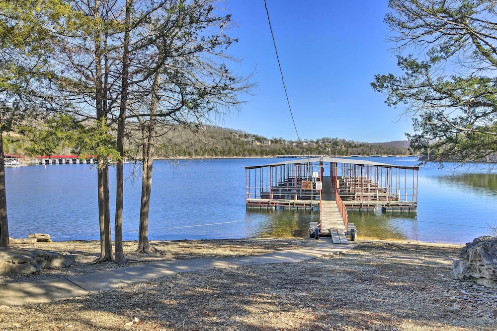 Resort Hot Tub Access! Table Rock Lake Condo