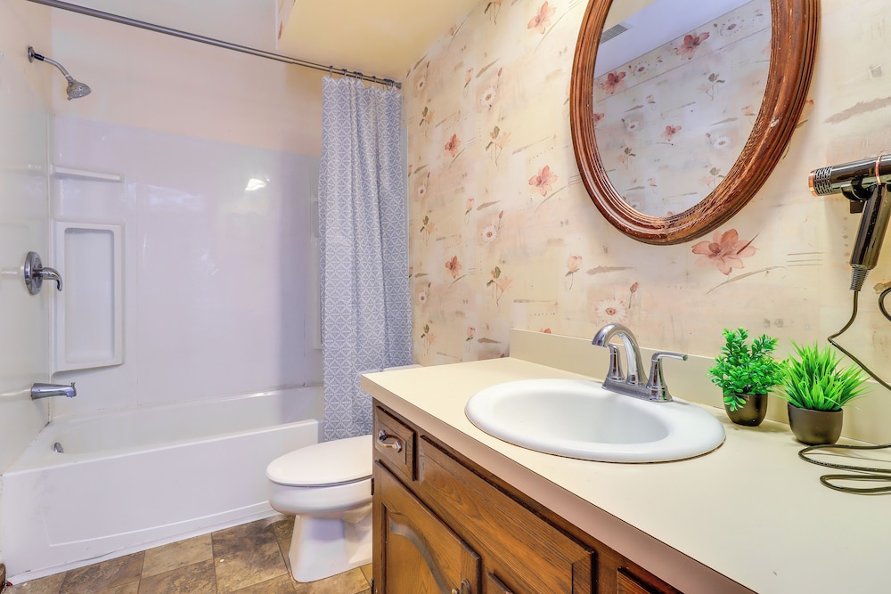 7 Mi to Downtown: Cozy West Toledo Apt w/ Yard