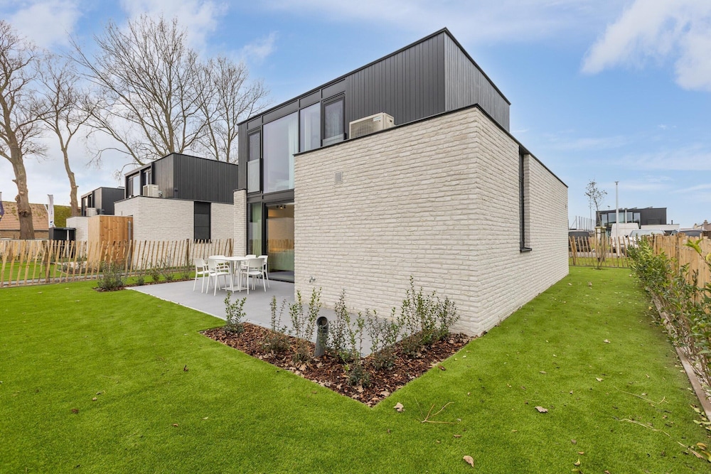 Newly Built Holiday Home for 6 People by the sea