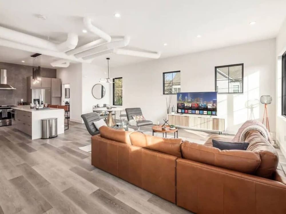 Work Of Art -3 Bedroom Elegant Townhome-columbus