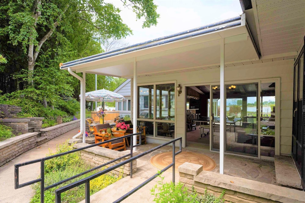 Retro Spacious Cottage - Somewhere in Time