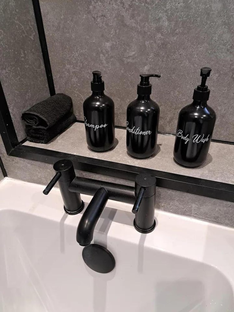Renfrew Apartment Near Glasgow Airport
