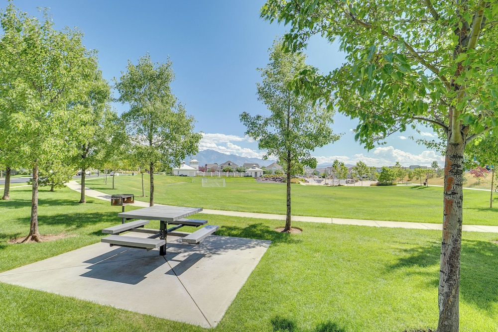 4 Mi to The District: Family Home w/ Tennis Access