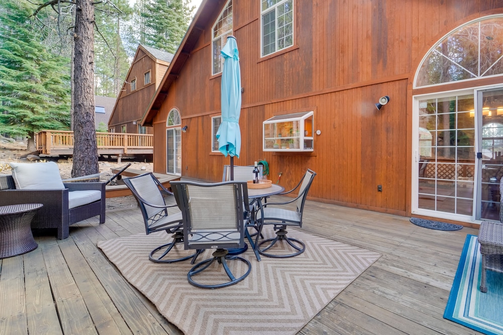 4 Mi to Downhill Ski Resort! Spacious Family Haven view 4
