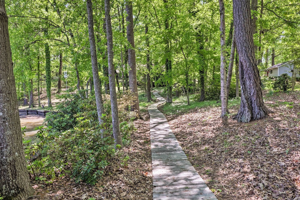 Milledgeville Vacations - Lakefront Milledgeville Cabin: Private Dock, Porch - Property Image 6
