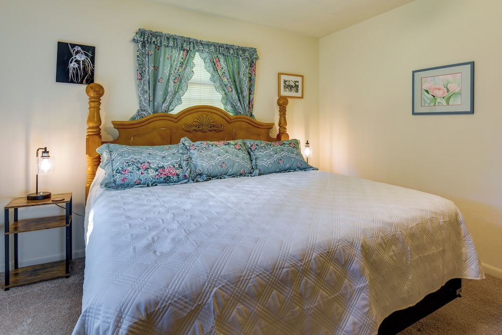 Vintage Chipley Getaway on Large Private Property - Property Image 18