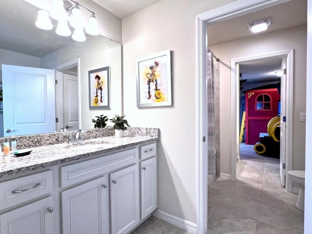 Stunning Themed 7 Bed Pool Home With Theater-3229l 7 Bedroom Home