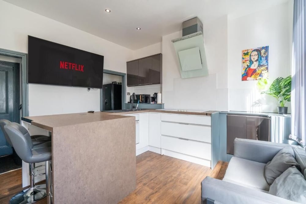 Sheffield 4 Bed Home by Broomhill Village