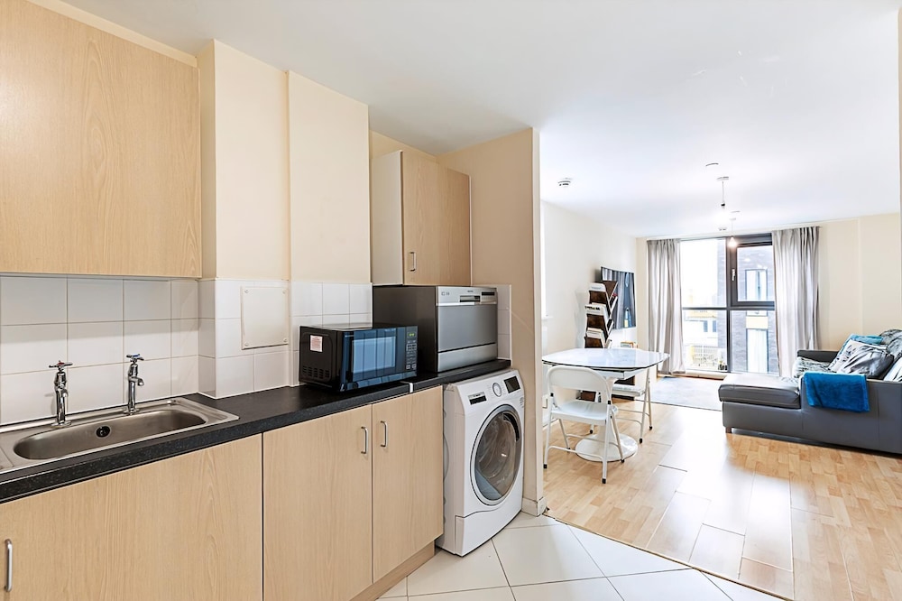 Sleek Flat w/ River Views In Canary Wharf