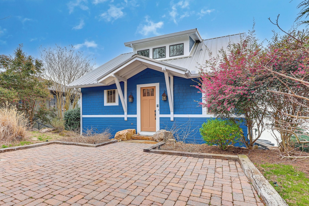 Boat Dock & Stunning Views: Lake Martin Retreat!
