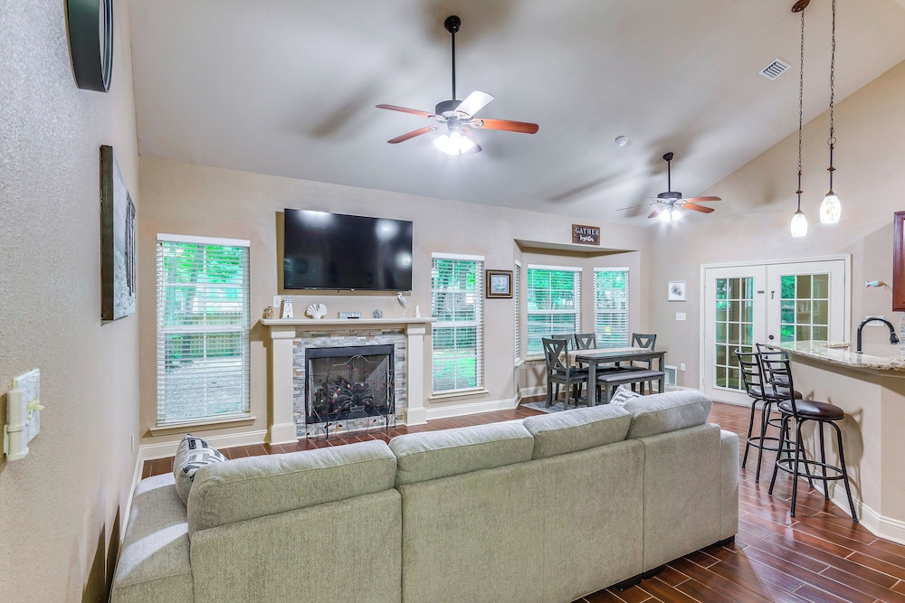 Spacious Yard! Navarre Home in Quiet Neighborhood