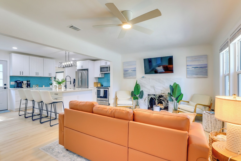Private Hot Tub & Fenced Yard: Sleek Gulfport Home