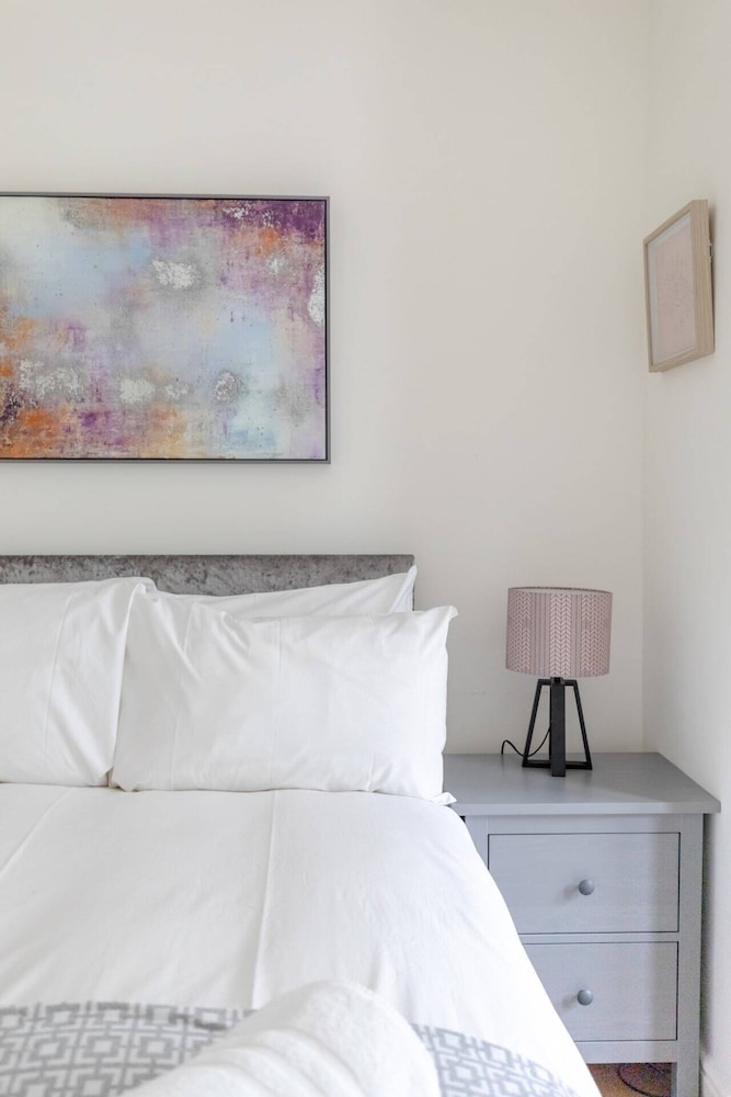 Beautifully Presented 2BD Flat W/patio- Kensington
