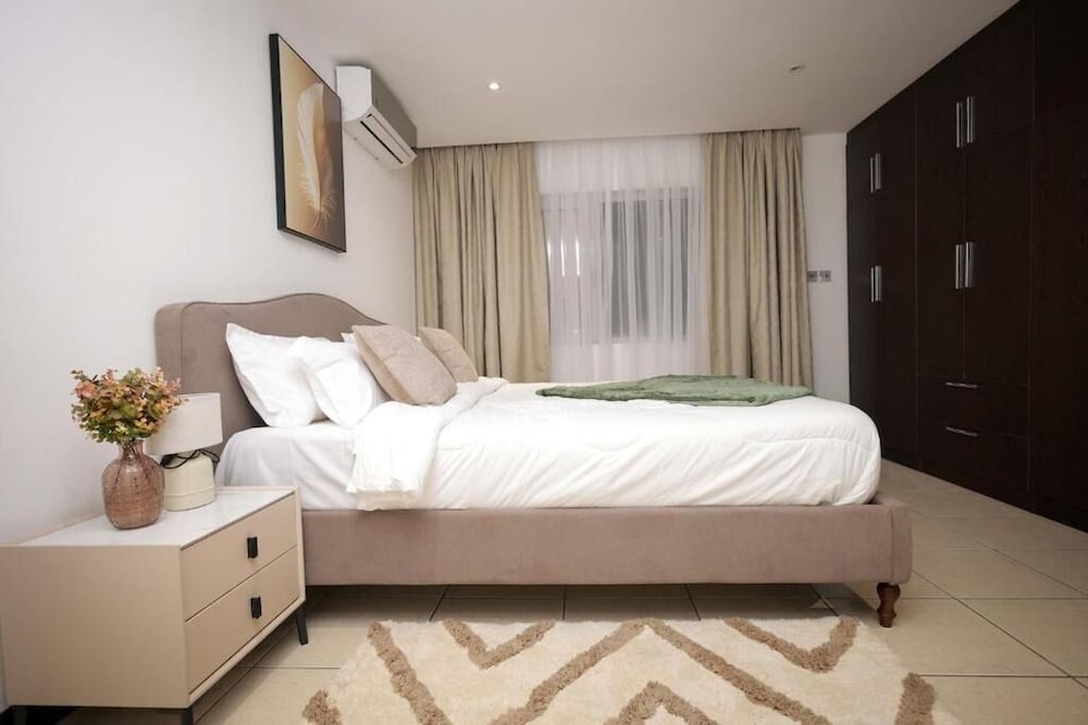 Luxury 3BR Alema Court-Airport Close