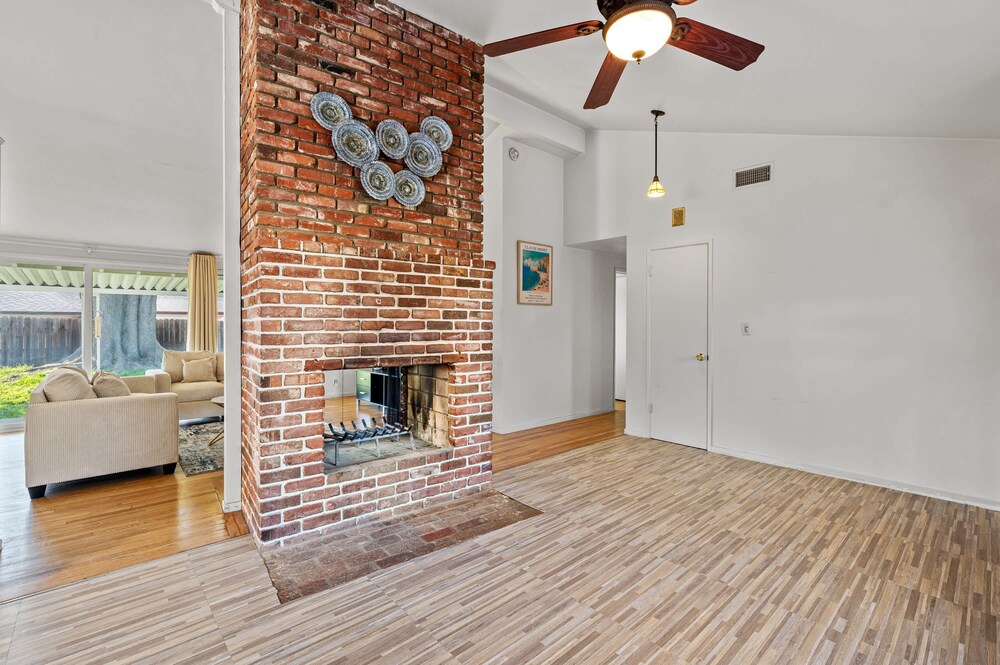 Cozy Family Retreat With Fireplace Spacious Yard