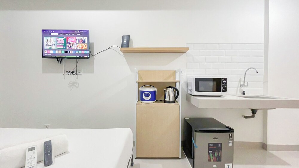 White Studio Room (No Kitchen) At Bandaraya - Tallasa City Makassar Apartment