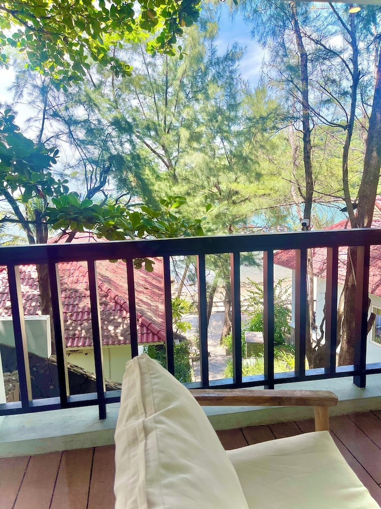 Bounce Beach Hotel & Tien Sa Resort