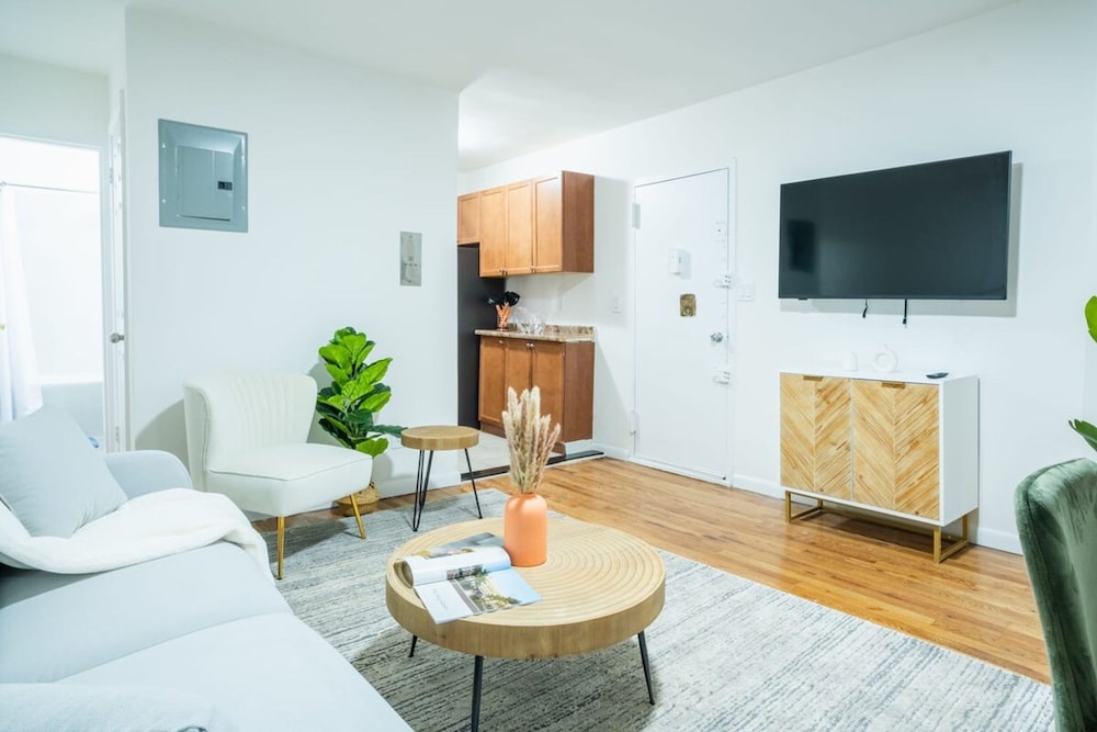 49-4a Prime Midtown Newly 2BR WD