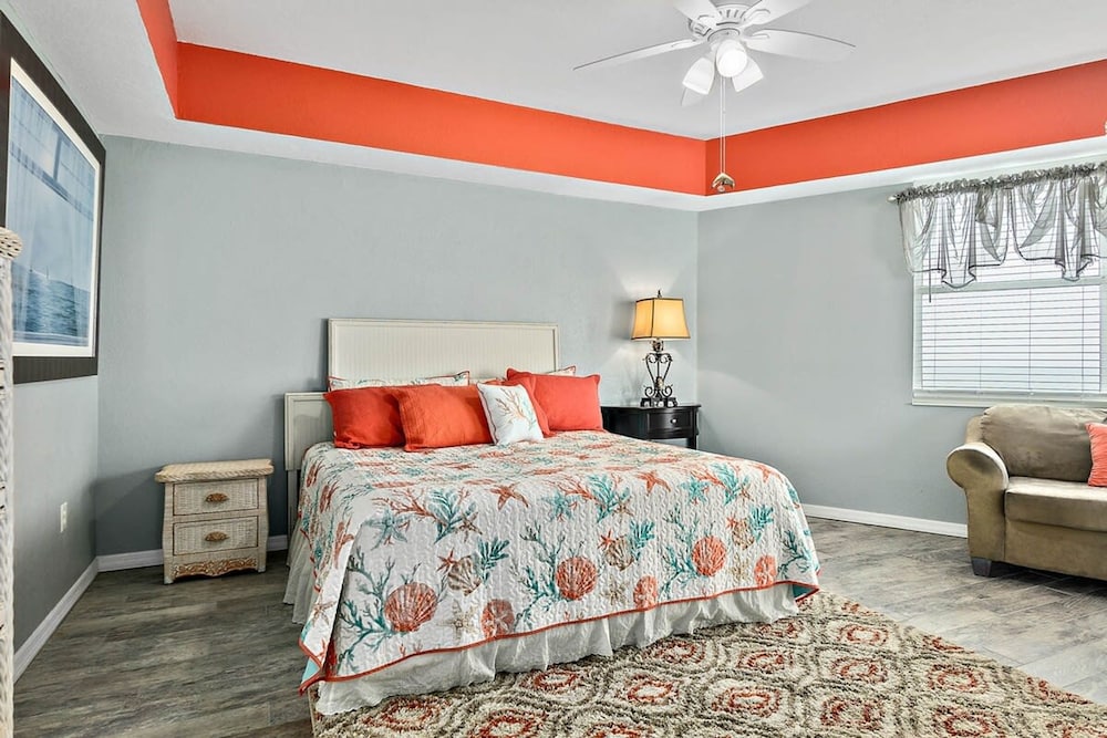 Oceanview Top-floor Penthouse in Surf Club Beach Pool Access