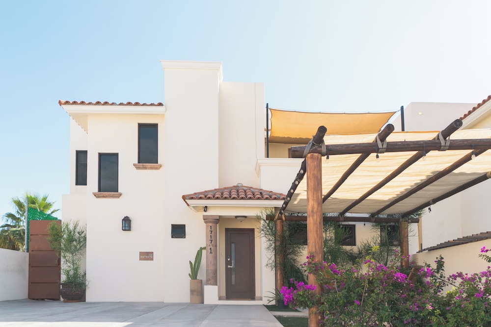 Grand Villa w Private Patio & Parking