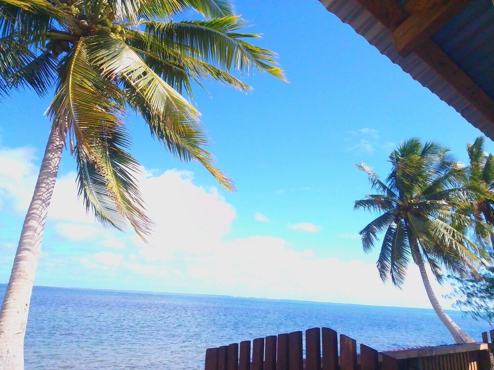 Sina PJ Beach Fales and Surf