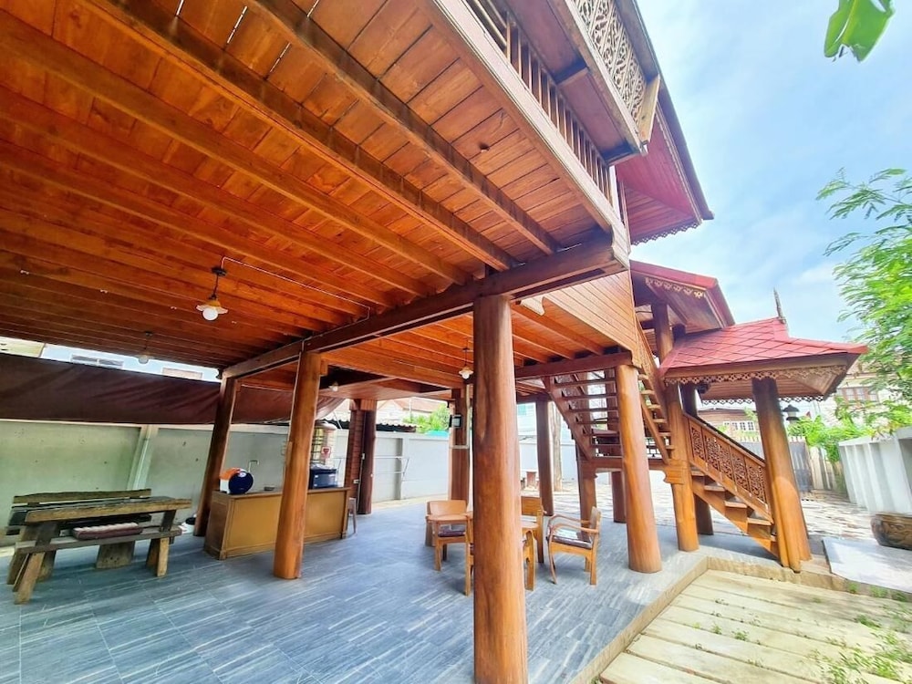 300 Years Old Wooden House w 3 Bedrooms and big Yard