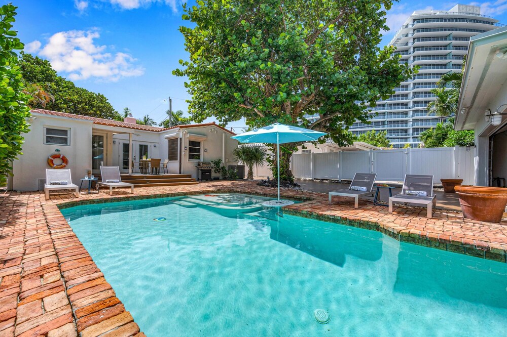 Steps From Beach Quaint Cottage Heated Pool Sand Key Resldences view 5
