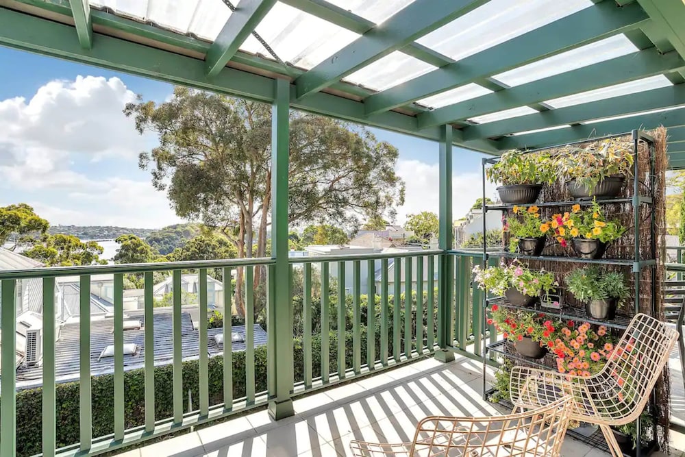 Harbourside Pad With Waterfront Views
