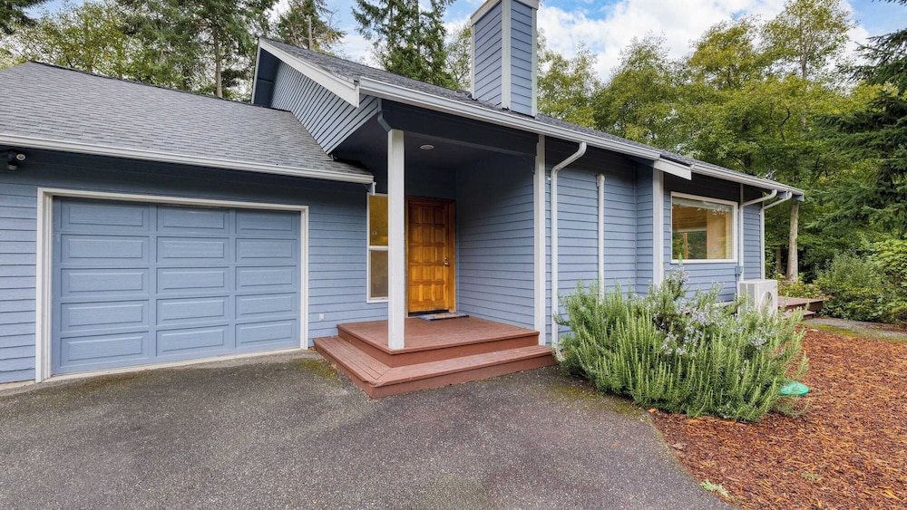 Stylish Forest Getaway on Whidbey Island Near Beaches, Wineries & Trails Cedarview Retreat by Avantstay