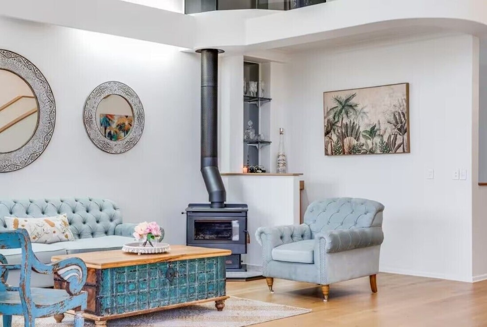 6 Bedroom Oasis in Burleigh Heads