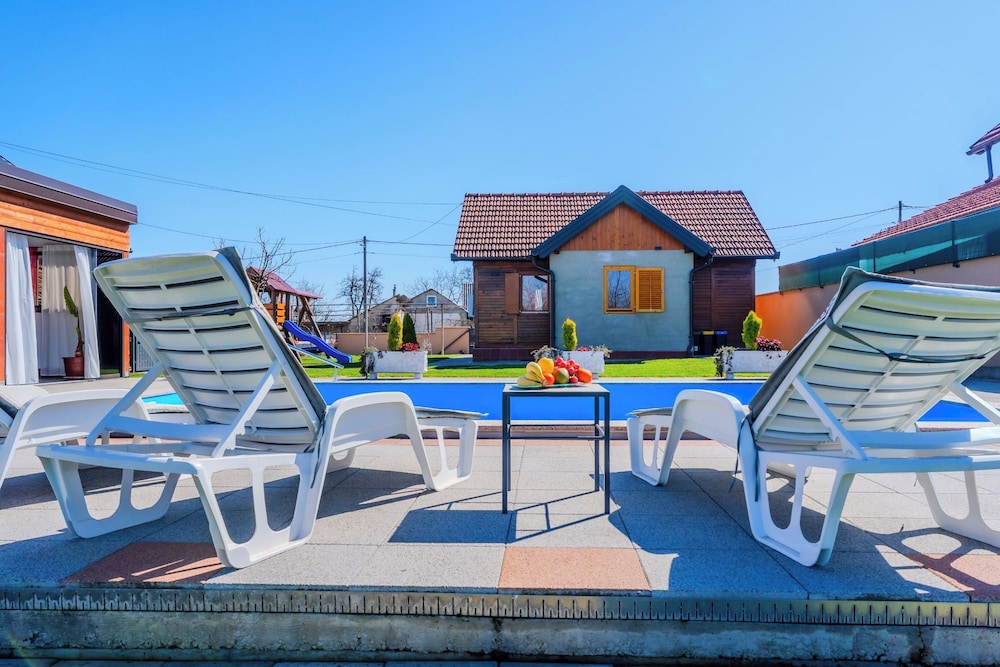 Timber Cottage With Pool