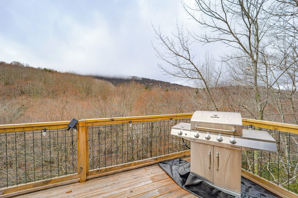 Home w/ Hot Tub & Views: 2 Mi to Beech Mtn Ski