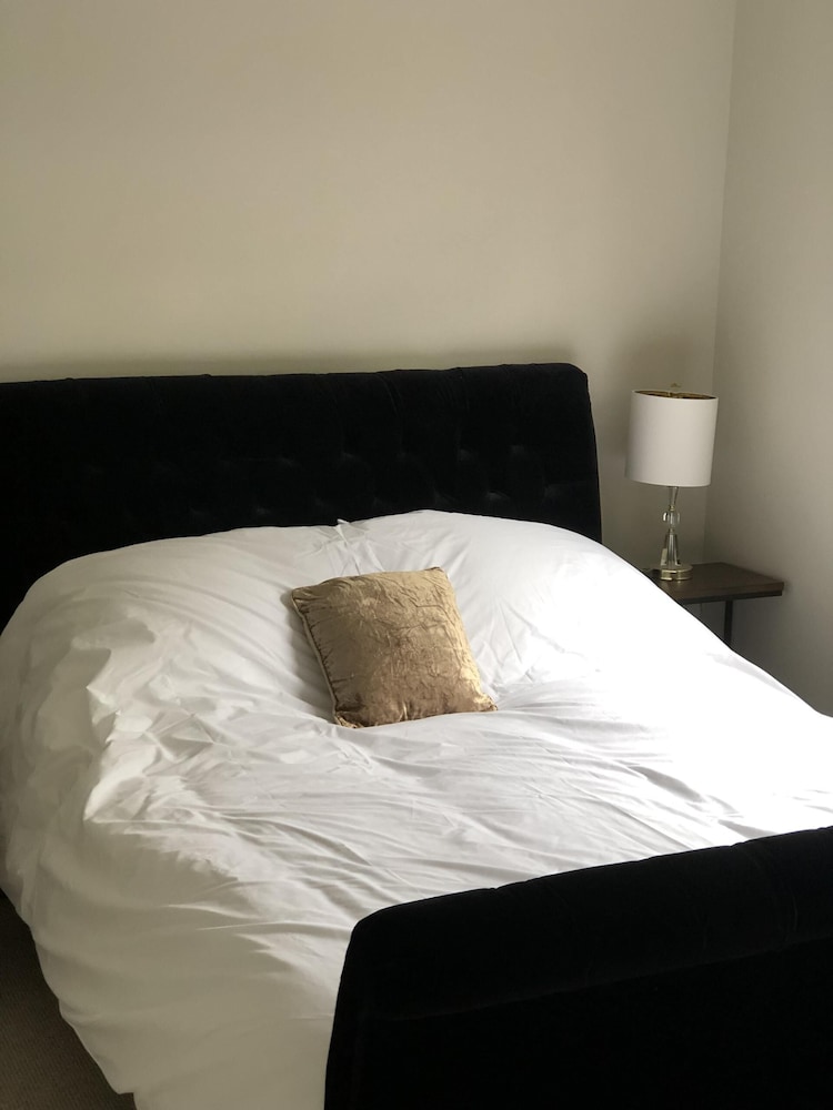 Cosy South Gloucestershire Cabin Retreat view 4